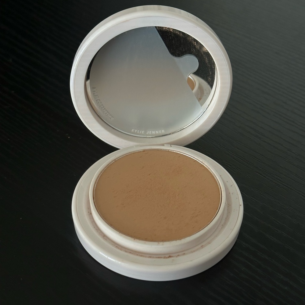 Kylie Cosmetics Natural Blur Powder Foundation 5N